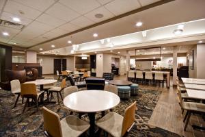 un vestíbulo con mesas y sillas y una cafetería en Residence Inn by Marriott Dayton Beavercreek, en Beavercreek