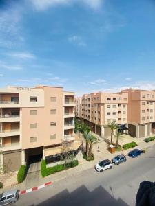 马拉喀什Superbe appartement en résidence avec piscines的街道上方的建筑景观
