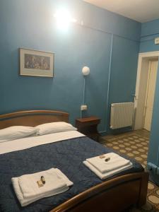 una camera da letto con un letto e asciugamani di Leon doro a Parma