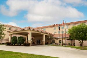 オデッサにあるResidence Inn Odessaの旗が掲げられた建物