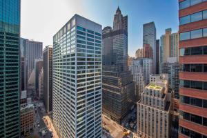 uma vista aérea de uma cidade com edifícios altos em Fairfield Inn by Marriott New York Manhattan/Financial District em Nova Iorque