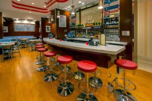 een bar met rode krukken in een restaurant bij Fairfield Inn by Marriott New York Manhattan/Financial District in New York