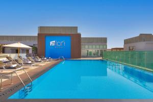 uma imagem da piscina no hotel de cima em Aloft Dubai Airport em Dubai