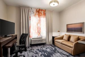 - un salon avec un canapé et une grande fenêtre dans l'établissement Fairfield Inn & Suites by Marriott Amarillo Airport, à Amarillo