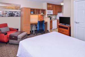 a bedroom with a bed and a desk and a kitchen at TownePlace Suites Thousand Oaks Ventura County in Thousand Oaks