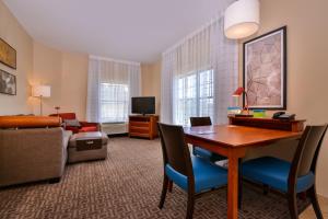 Habitación de hotel con escritorio y sala de estar. en TownePlace Suites Thousand Oaks Ventura County, en Thousand Oaks