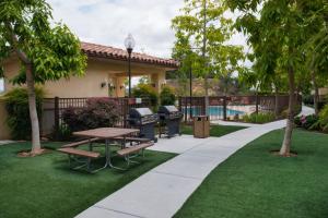 un parque con mesa de picnic y parrilla en TownePlace Suites Thousand Oaks Ventura County, en Thousand Oaks
