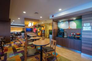 un ristorante con tavoli e sedie in una stanza di Fairfield Inn & Suites Indianapolis Northwest a Indianapolis