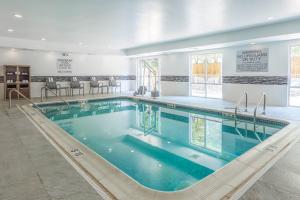 uma grande piscina num quarto de hotel em Fairfield Inn & Suites Indianapolis Northwest em Indianápolis