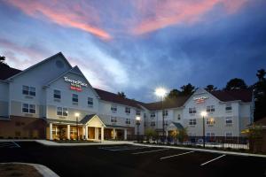 un hotel con un estacionamiento por la noche en TownePlace Suites Columbus, en Columbus