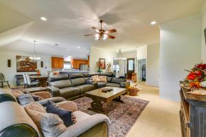 een woonkamer met banken en een tafel bij Pet-Friendly Waxahachie Vacation Home with Backyard! in Waxahachie