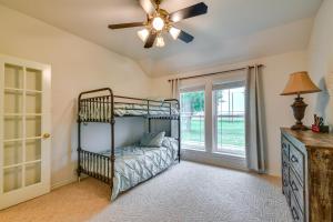 een slaapkamer met een stapelbed en een plafondventilator bij Pet-Friendly Waxahachie Vacation Home with Backyard! in Waxahachie