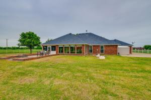 een huis met een grote tuin ervoor bij Pet-Friendly Waxahachie Vacation Home with Backyard! in Waxahachie