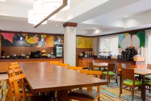 comedor con mesa y sillas en Fairfield Inn & Suites Columbia Northeast, en Columbia