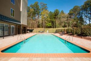 una piscina en una casa con un patio de ladrillo en Fairfield Inn & Suites Columbia Northeast, en Columbia