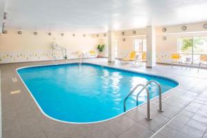 einen Pool in einem Hotelzimmer mit blauem Wasser in der Unterkunft Fairfield Inn & Suites by Marriott Dayton South in Centerville