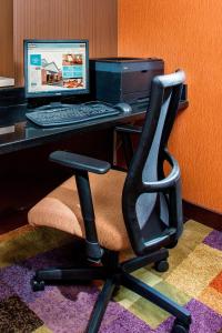 einen Schreibtisch mit einem Stuhl und einem Laptop in der Unterkunft Fairfield Inn & Suites by Marriott Dayton South in Centerville