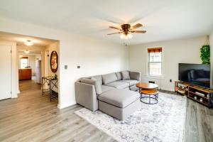 uma sala de estar com um sofá e uma televisão de ecrã plano em Columbia City Vacation Rental with Lake Access em Columbia City