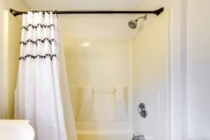 Ένα μπάνιο στο Columbia City Vacation Rental with Lake Access +16 φωτογραφίες