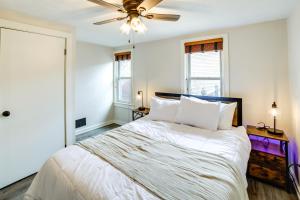 um quarto com uma cama branca e uma ventoinha de tecto em Columbia City Vacation Rental with Lake Access em Columbia City