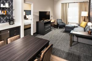 Habitación de hotel con sala de estar con sofá y mesa. en Residence Inn Las Vegas South/Henderson en Las Vegas