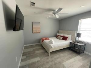 Un pat sau paturi într-o cameră la Duplex On Howard - Sekul Suite