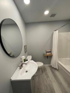 Et badeværelse på Duplex On Howard - Sekul Suite