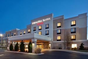 威奇托的住宿－Springhill Suites by Marriott Wichita East At Plazzio，酒店前方的 ⁇ 染