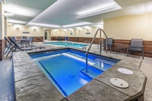 uma piscina no meio de um quarto de hotel em Fairfield by Marriott Inn & Suites Aberdeen, SD em Aberdeen