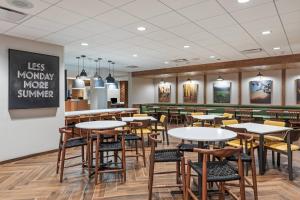 A restaurant or other place to eat at Fairfield by Marriott Inn & Suites Aberdeen, SD
