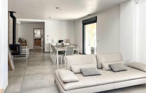 ein Wohnzimmer mit einem weißen Sofa und einem Tisch in der Unterkunft Awesome Home In St Maximin La Ste Baum With Wifi in Saint-Maximin-la-Sainte-Baume