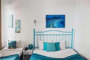 duas camas num quarto com azul e branco em Hotel Novo Biarritz Copacabana no Rio de Janeiro