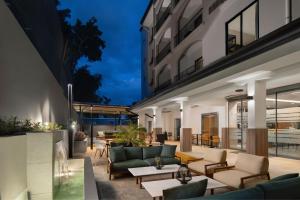 eine Außenterrasse mit Sofas und Tischen in der Unterkunft Courtyard by Marriott Santo Domingo in Santo Domingo