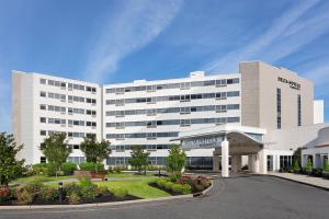 duży biały budynek szpitala z parkingiem w obiekcie Delta Hotels by Marriott Woodbridge w mieście Iselin