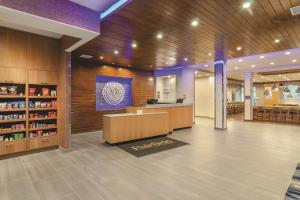 eine Lobby eines Ladens mit einer Theke und einer Apotheke in der Unterkunft Fairfield Inn & Suites by Marriott Kansas City Shawnee in Shawnee