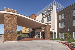 ein Hotel mit einem Schild auf der Vorderseite eines Gebäudes in der Unterkunft Fairfield Inn & Suites by Marriott Kansas City Shawnee in Shawnee