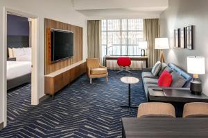 um quarto de hotel com uma cama e uma sala de estar em Residence Inn by Marriott Boston Cambridge em Cambridge