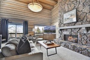 een woonkamer met een grote stenen open haard bij Temptation #7 in Park City