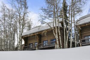 een houten huis met sneeuw op het dak bij Temptation #7 in Park City