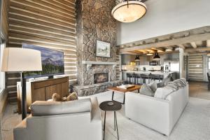 een woonkamer met twee banken en een open haard bij Temptation #7 in Park City