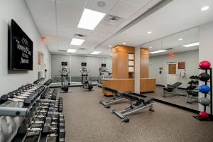 een fitnessruimte met verschillende rijen hometrainers en gewichten bij TownePlace Suites Fort Worth University Area/Medical Center in Fort Worth