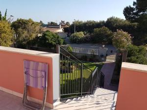 d'un balcon avec une porte violette et une cour. dans l'établissement La casa delle rose, à Su Forti