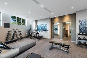 un gimnasio con varias cintas de correr y equipos de ejercicio en AC Hotel by Marriott Boston Cleveland Circle en Boston