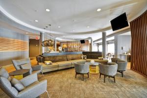The lounge or bar area at SpringHill Suites Tallahassee Central