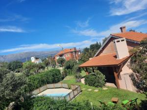 梅洛Casa Etor的院子里有游泳池的房子