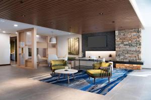 ein Wohnzimmer mit 2 Stühlen und einem Tisch in der Unterkunft Fairfield Inn & Suites by Marriott Dayton North in Murlin Heights