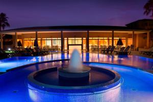 een zwembad met een fontein voor een gebouw bij Marriott’s Club Son Antem in Llucmajor