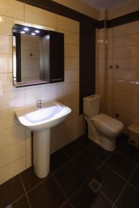 een badkamer met een wastafel en een toilet bij Indigo luxury apartments in Olympiakí Aktí