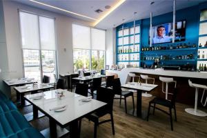 un restaurant avec des tables et des chaises ainsi qu'un bar dans l'établissement Miami Beach Studio Apmt 2 QB/1B, à Hallandale Beach