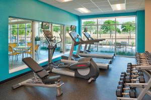 a gym with treadmills and ellipticals in a room at Fairfield by Marriott Niagara Falls in Niagara Falls